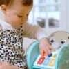BABY EINSTEIN Jouet a roulettes Petit Eléphant, Musique et Lumieres, Interactif et Multilingue, Développement de la motricité – Image 5