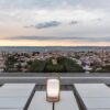 Lanterne LED Woody - LUMISKY - Blanc - Design scandinave - Poignée en bois naturel - Autonomie 10h – Image 4