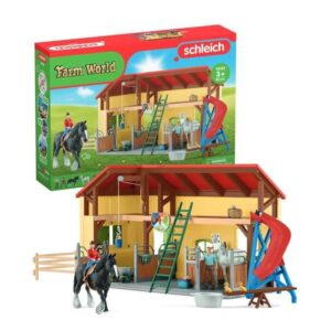 Écurie avec boxes et animaux